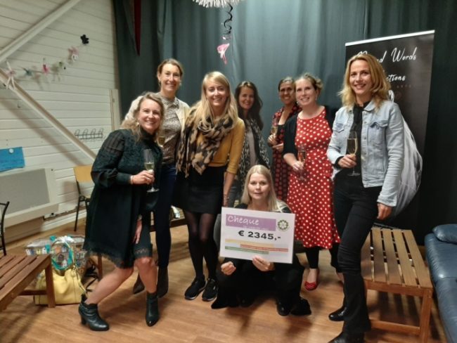 De Ladies' Circle N.W. Veluwe reikt cheque uit aan Beyond Words Productions (Beyond Words Productions)