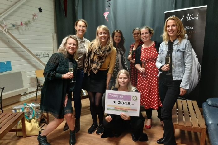De Ladies' Circle N.W. Veluwe reikt cheque uit aan Beyond Words Productions (Beyond Words Productions)