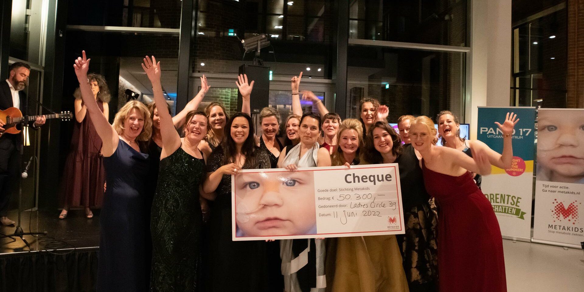 Cheque moment met Carly 2 foto Ellen van Boven